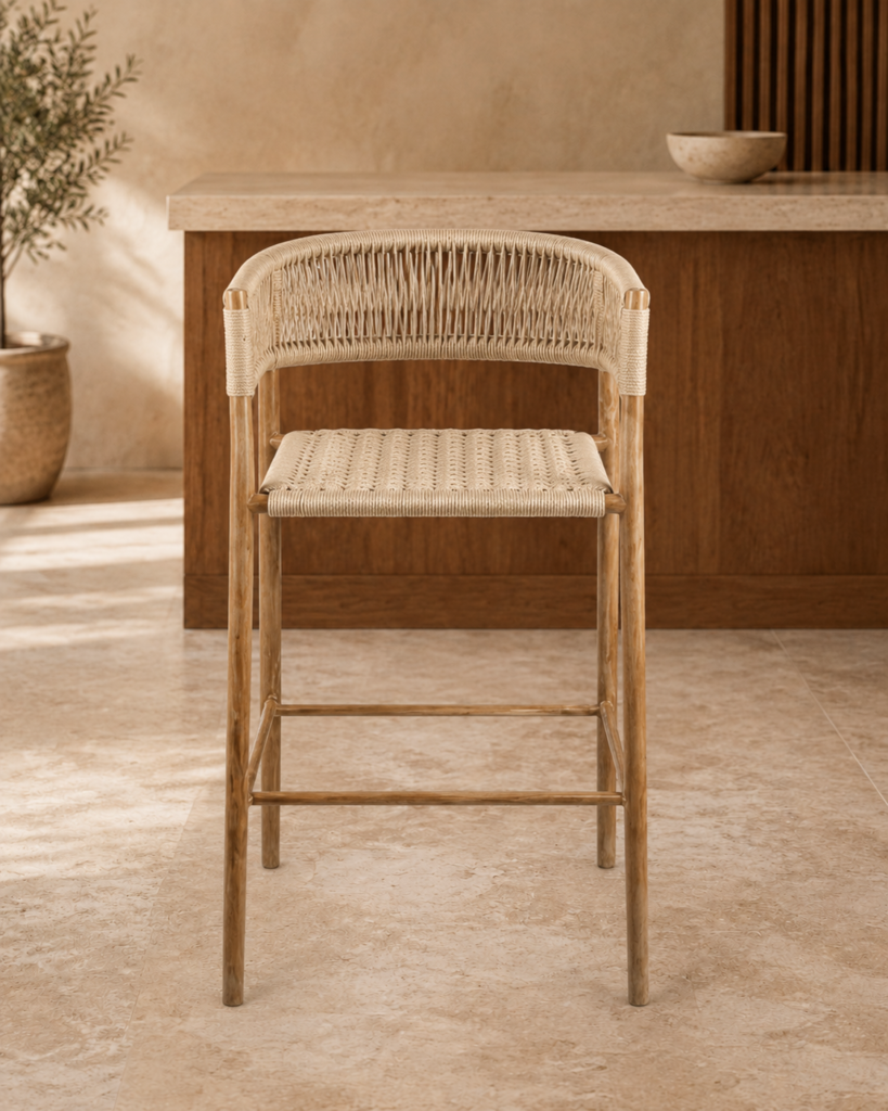 Front view of the BAR GARDENIA chair with a natural-finished acacia wood frame, handwoven rope seat, curved backrest and integrated arms.